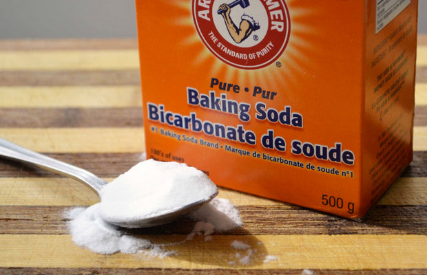 Sử dụng baking soda giúp làm sạch nồi inox bị cháy đen