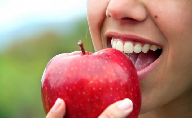 Răng trắng sáng hơn với táo