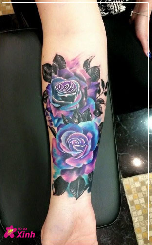 hình xăm hoa hồng xanh ở cánh tay