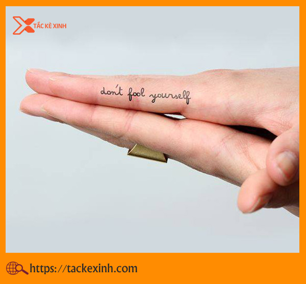Hình xăm chữ nhỏ cho nữ ở ngón tay