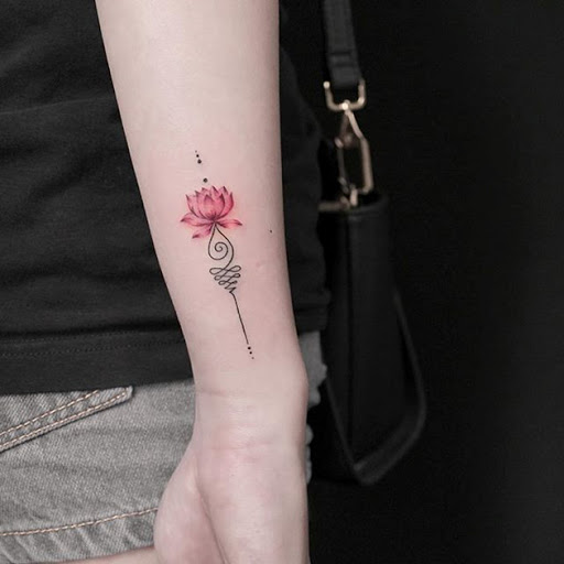 hình xăm hoa sen màu đỏ ở cánh tay