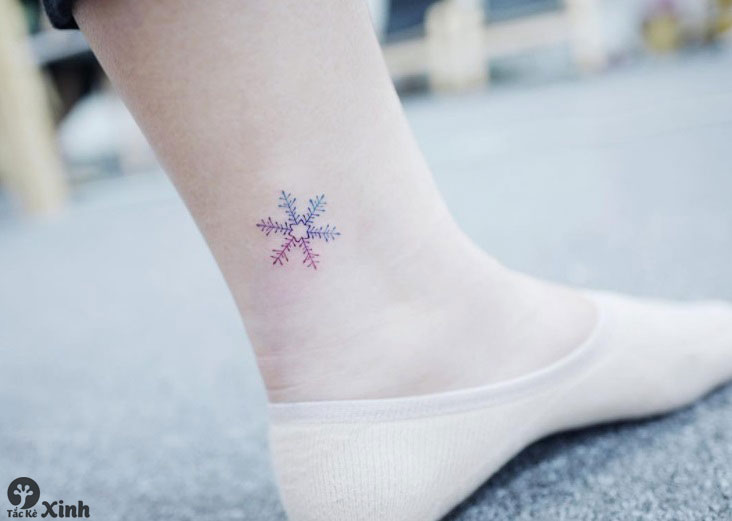 hình xăm bông tuyết nhỏ ở cổ chân cho nữ