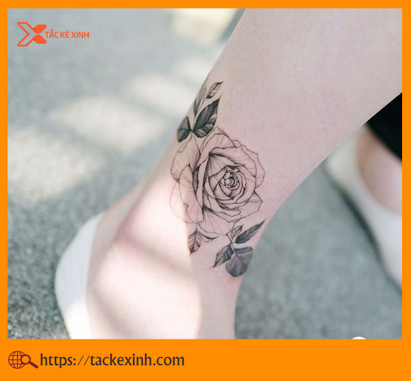 Hình xăm mini hoa hồng ở cổ chân cho nữ