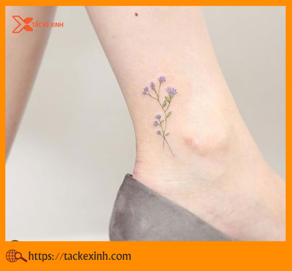 Hình xăm nhánh hoa nhỏ dễ thương ở chân cho nữ