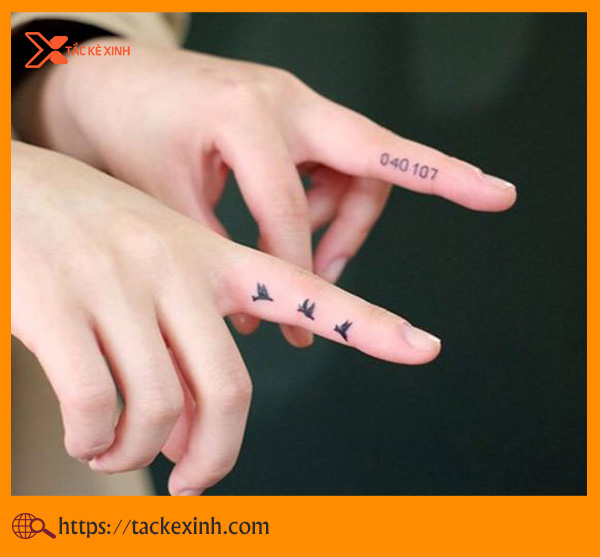 hình xăm mini chữ ở ngón tay cho nữ