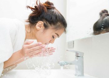 rửa mặt bằng nước muối có tốt không