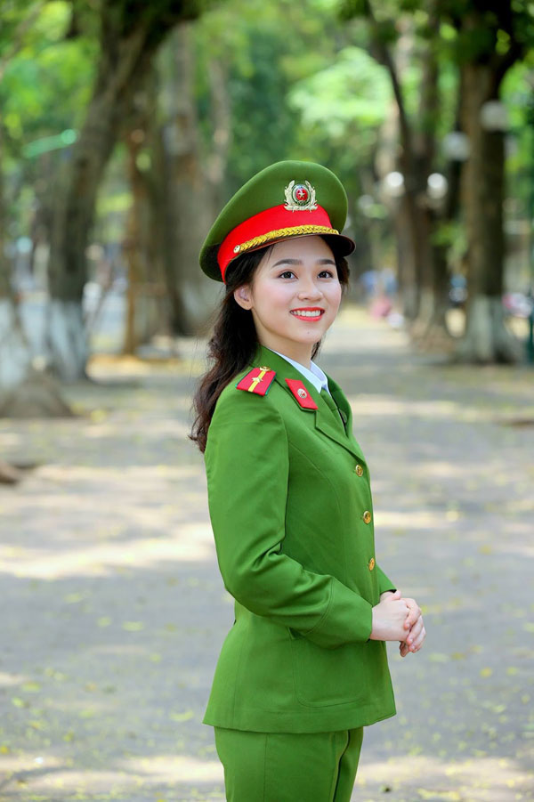 Nữ cảnh sát xứ Nghệ đẹp như hot girl