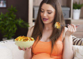 Sau khi sinh ăn mì tôm được không? Có bị mất sữa không?