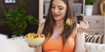 Sau khi sinh ăn mì tôm được không? Có bị mất sữa không?