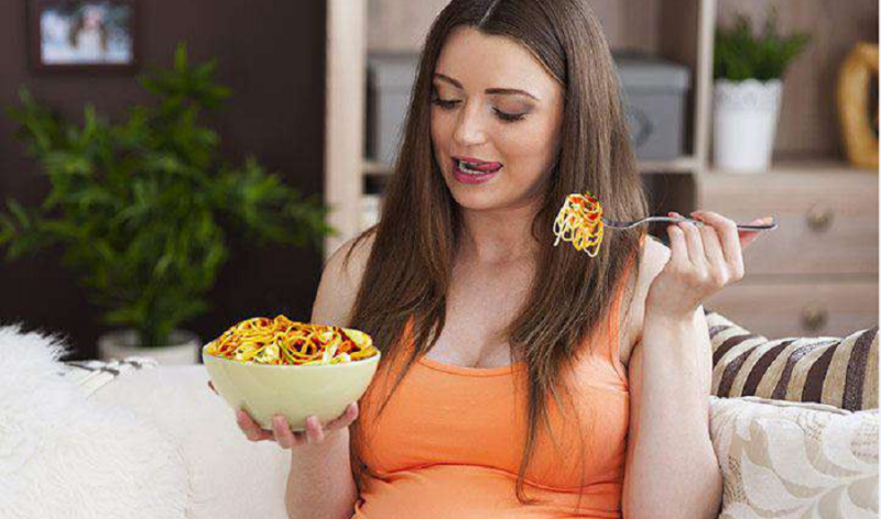 Sau khi sinh ăn mì tôm được không? Có bị mất sữa không?