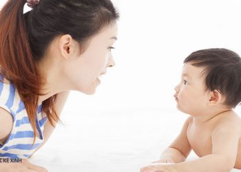 Trẻ mấy tháng tuổi biết hóng chuyện