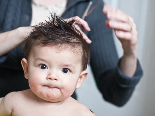 Cắt tóc máu cho trẻ sơ sinh khi nào?