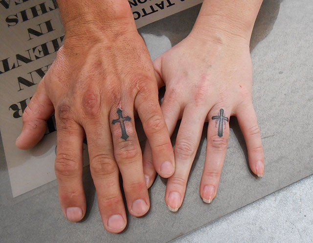 Hình xăm cây thánh giá ở ngón tay cho các cặp đôi