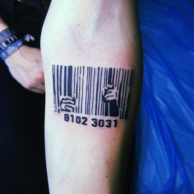 Hình xăm tattoo ở cổ tay với ký hiệu 666 có ý nghĩa “con ác quỷ giam cầm bên trong”