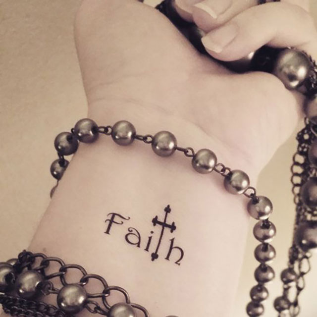 Hình xăm thánh giá cổ tay thay cho chứ T trong từ từ Faith