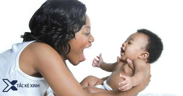 Cha mẹ có nên dậy trẻ sơ sinh hóng chuyện không?