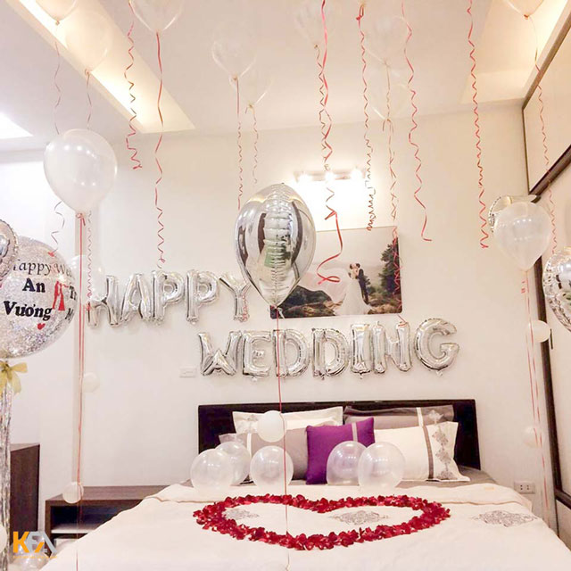 Trang trí phòng cưới bằng bóng bay và tranh treo tường