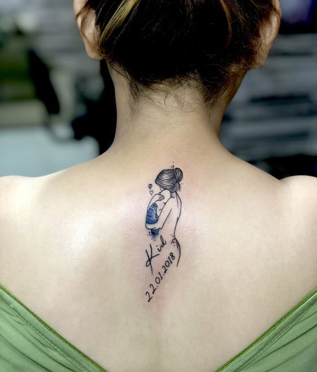 Tattoo mẹ ôm con kết hợp với ngày sinh và tên của con