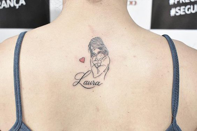 Tattoo mẹ bồng con kết hợp với chữ ở sau lưng