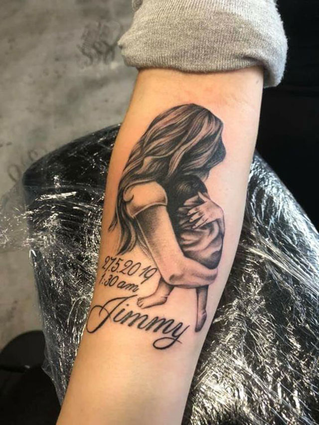 Tattoo mẹ bồng con ở cánh tay 