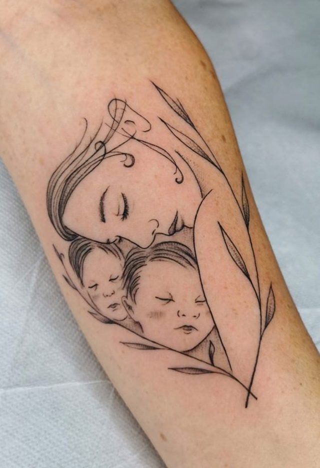 Tattoo mẹ bồng các con đang ngủ