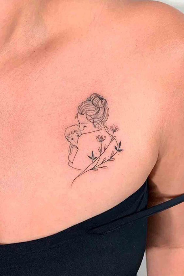 Tattoo mẹ bồng con kết hợp với họa tiết cánh hoa ở trước ngực
