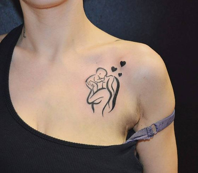 Vị trí trước ngực về hình xăm mẹ bồng con kết hợp với họa tiết trái tim