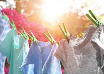 Có nên lộn trái quần áo khi phơi