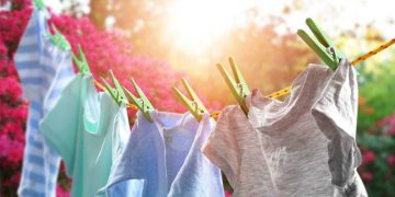 Có nên lộn trái quần áo khi phơi