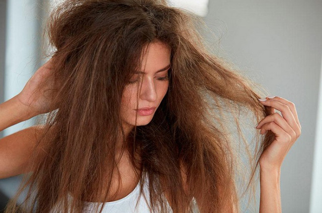 Tác hại của tẩy tóc khiến tóc bị khô xơ, chẻ ngọn